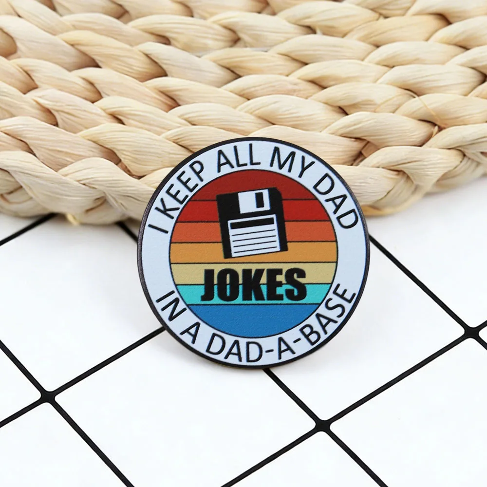 Lustige Papa-Witz-Brosche „Ich bewahre alle meine Papa-Witze in einer Dad-A-Base Floppy-Disk auf“ Emaille-Pin Vatertags-Geschenk – Detail 8