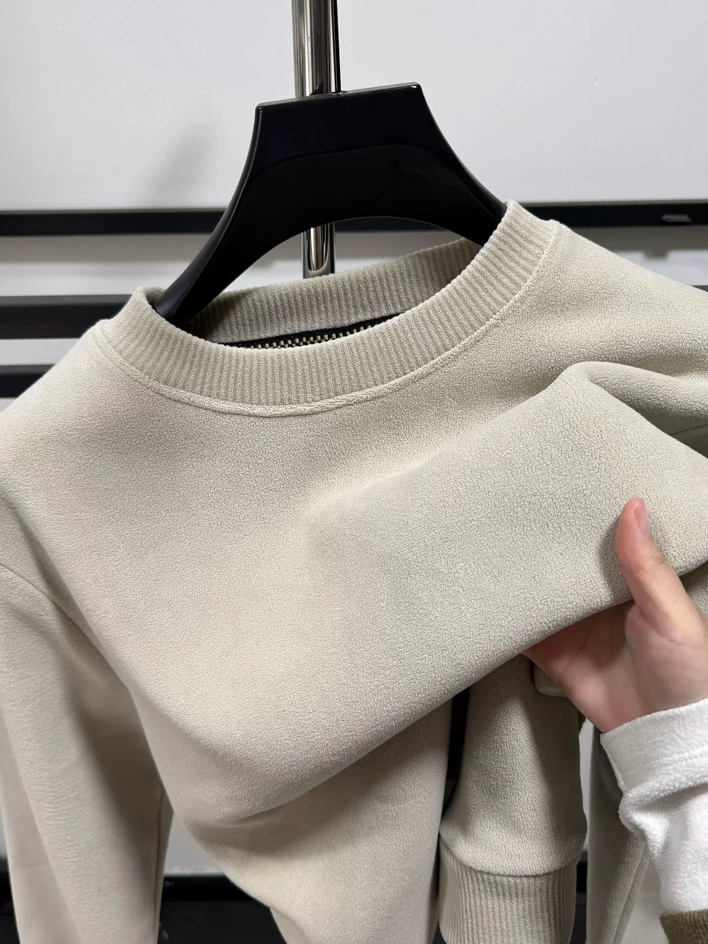 

High end velvet warm round neck sweater men's winter new fashion simple solid color Korean youth comfortable sports pullover