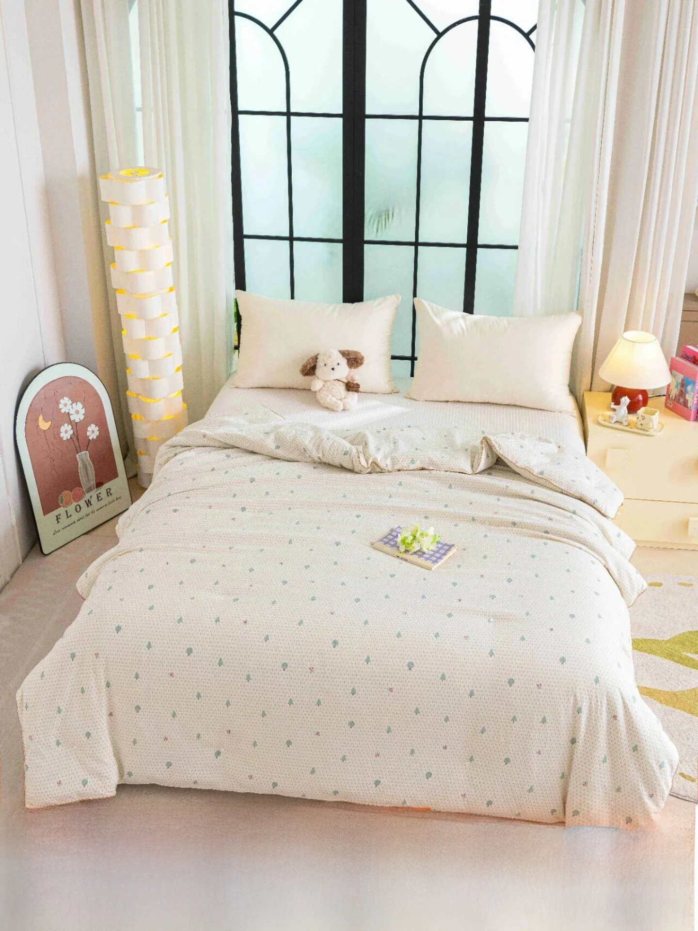 Handmade Floral Embellished Fashionable Home Use Quilt Warmth And Style Combined Silk Blend Filling Four Seasons Suitable