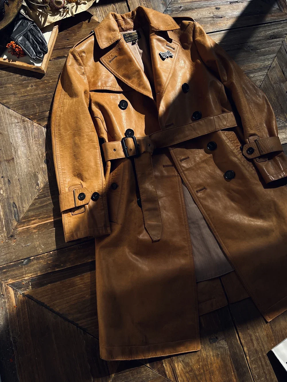 

Tailor Brando Italian Uncoated Translucent Dye Crafted Calfskin Indian Genuine Horn Buttons Aged Trench Mid-Length Trench Coat