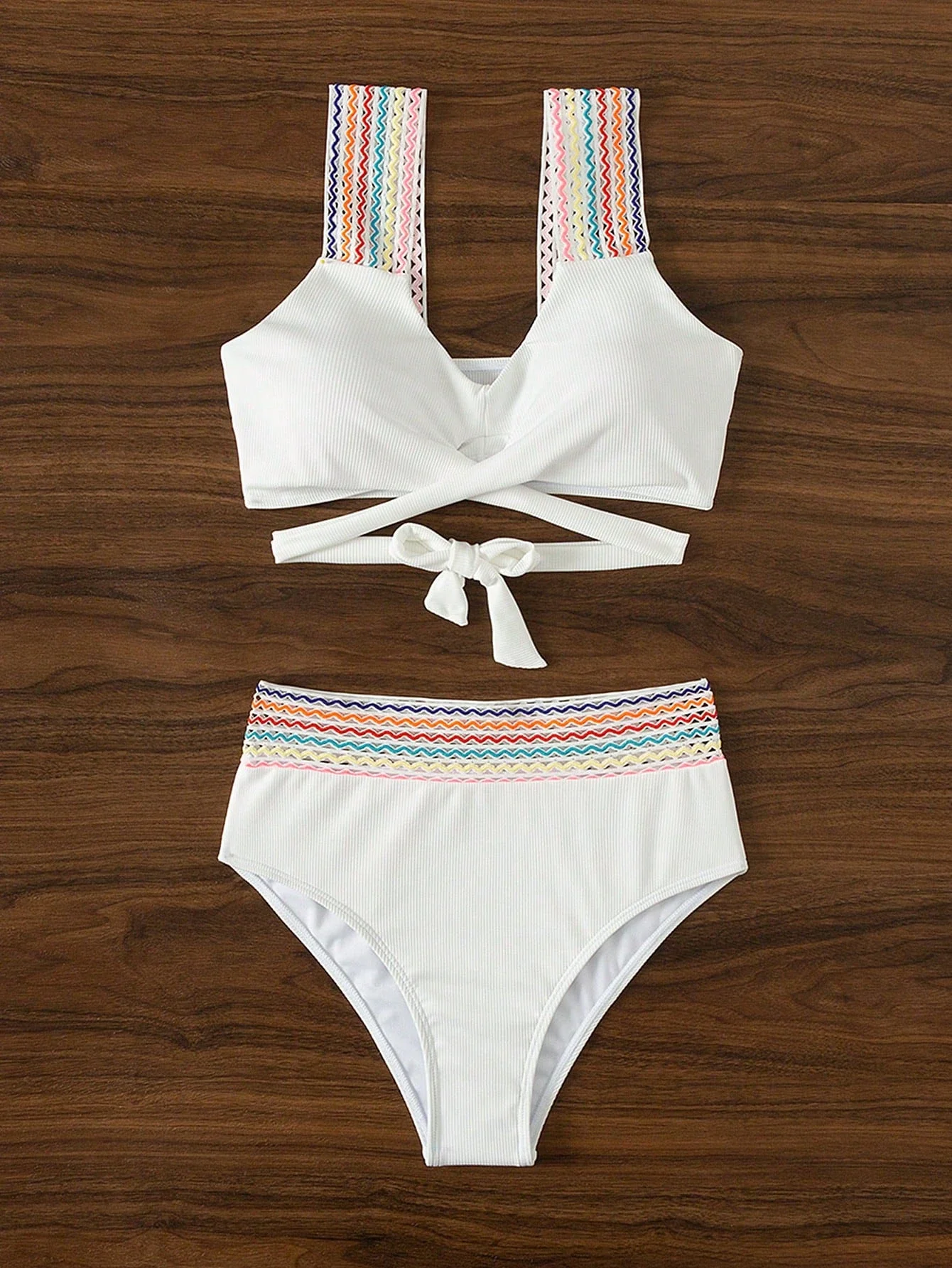 

Pure white bikini color suspender belt European and American new swimsuit top sexy seaside vacation