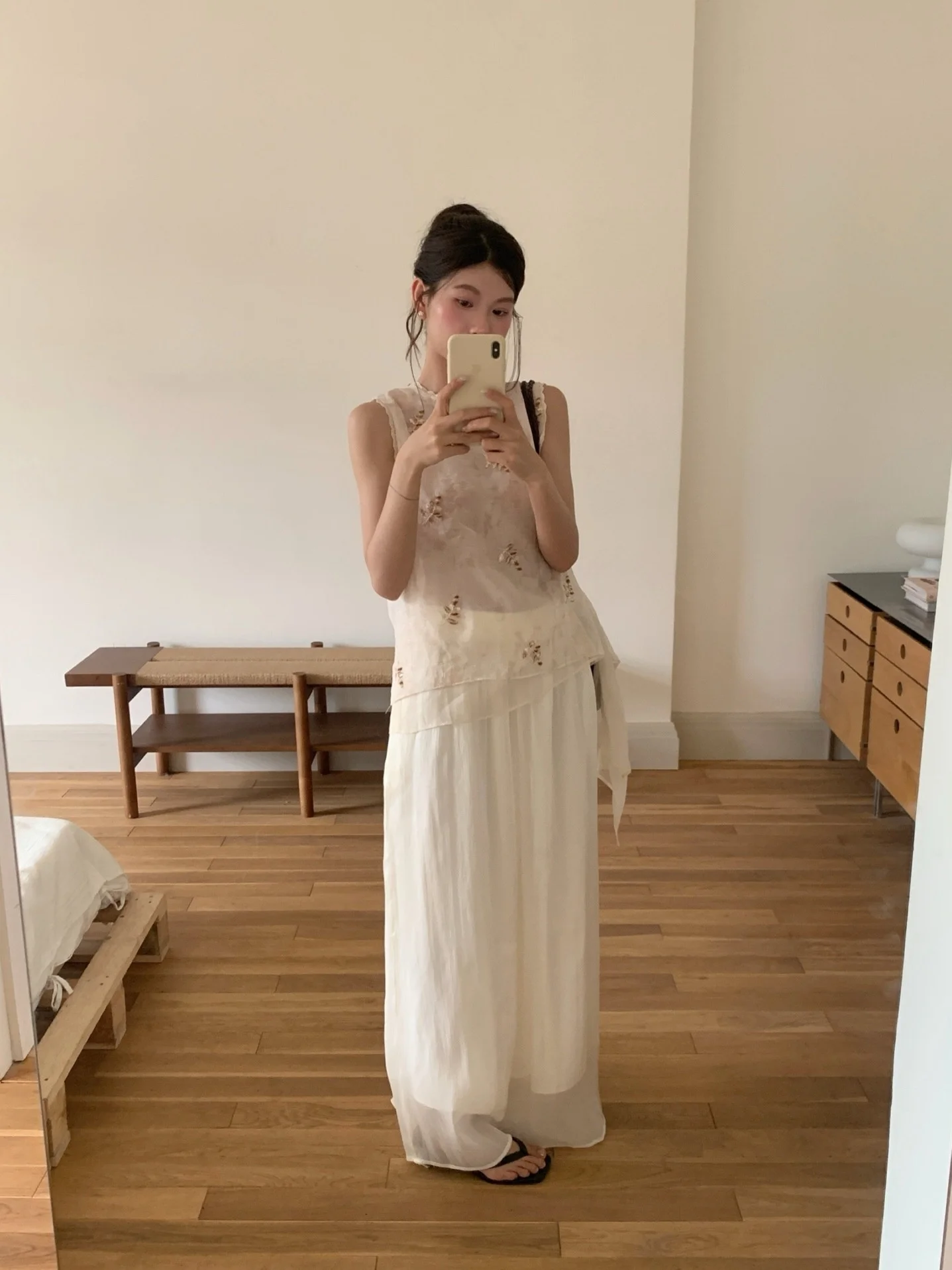 

Elegant Embroidered Sash Vest Top Women's Fashion Set with Draping Wide Leg Pants Summer Collection Chinese Brand