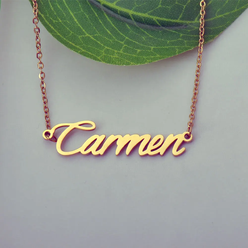 GR859C Carmen-collar con nombre chapado en oro grabado de acero inoxidable para mujer, colgante con letras cursivas, regalo de joyería para madres