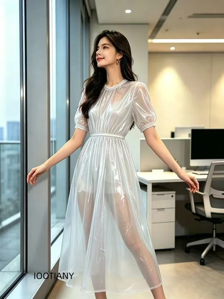 Glänzendes, transparentes PVC-Midi-Kleid für Damen, elegantes Design, kurze Puffärmel, elastischer Bund, fließendes, langes Kleid, ideal für Raves, Cosplay und als Clubbekleidung. – Detail 2