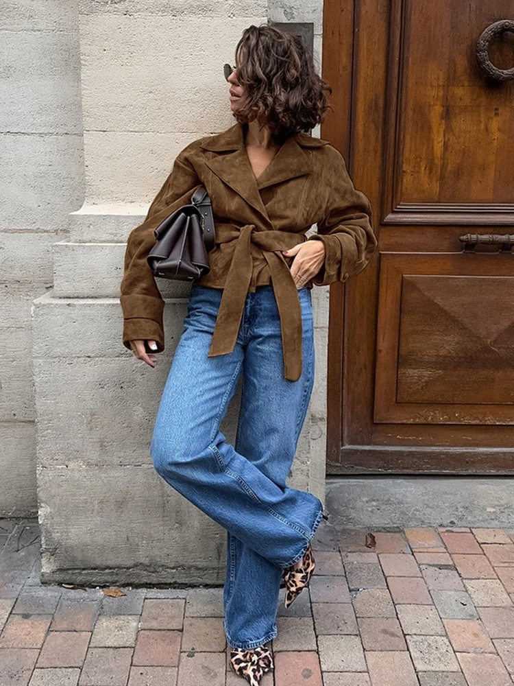 Brązowa kurtka zamszowa sznurowana, modna, elegancka, z klapami, dekoltem w serek, długim rękawem, luźna, krótka odzież wierzchnia damska, jesienna, codzienna, w stylu high street.