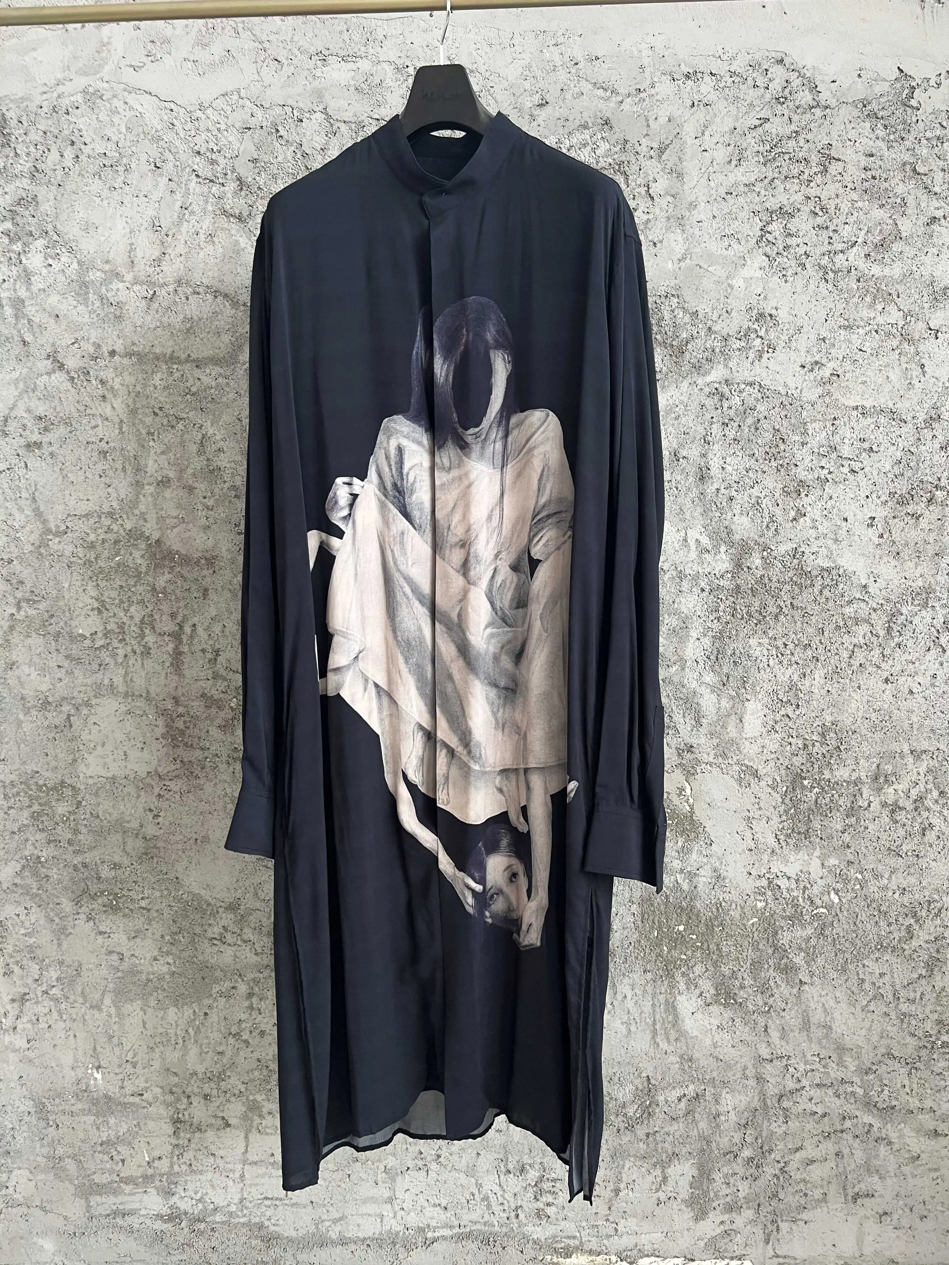 

Рубашка средней длины с длинными рукавами в японском стиле и принтами Uchida.