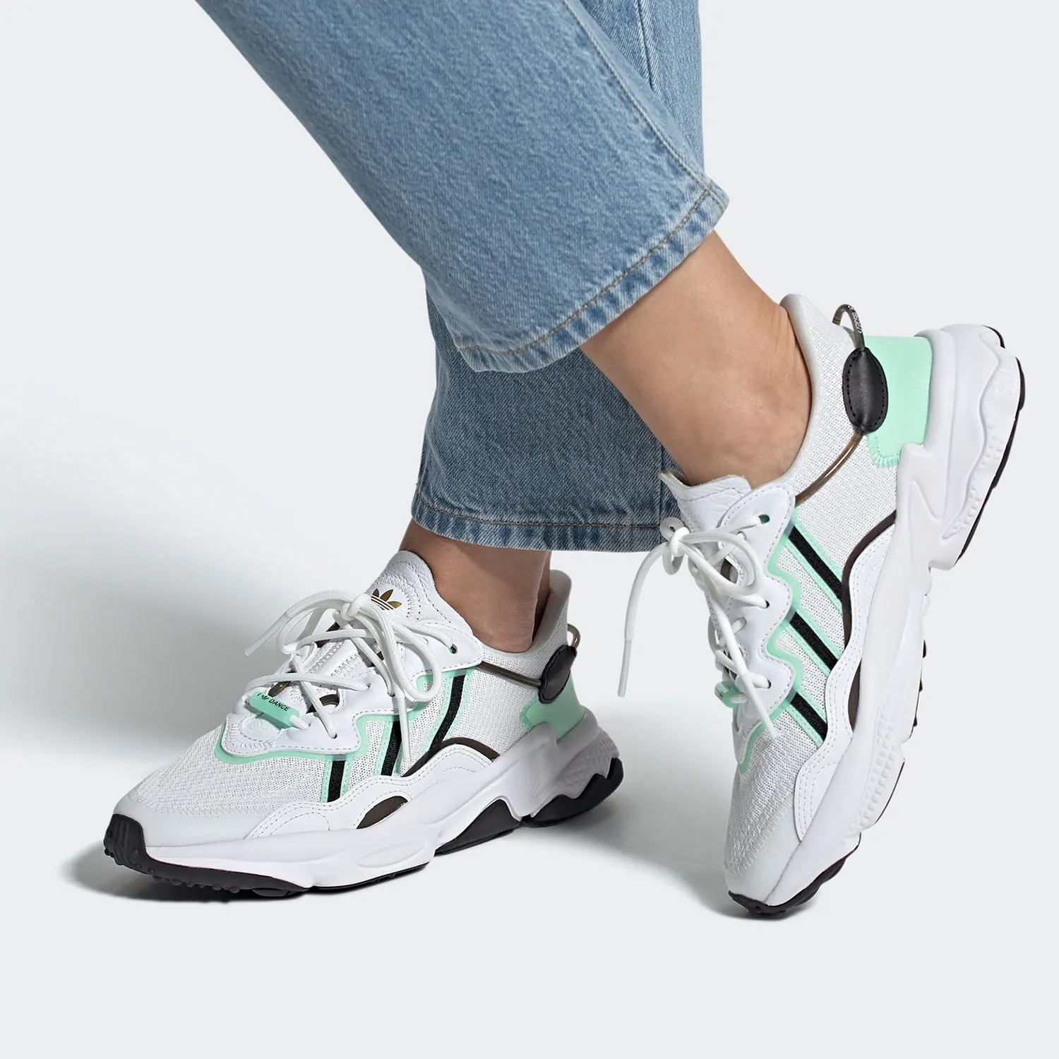 

adidas Originals OZWEEGO W Women's Low-Top Sneakers FZ3779