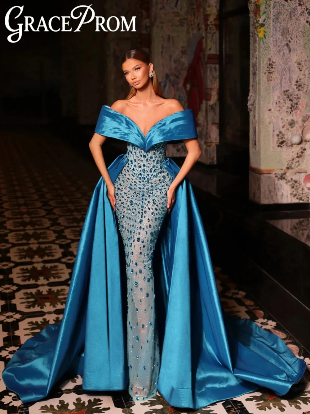 

Blue Sparkling Rhinestones Evening Dress With Overtrain Stunning Illusion Long Wedding Party Gown New Customized Banquet Dresses