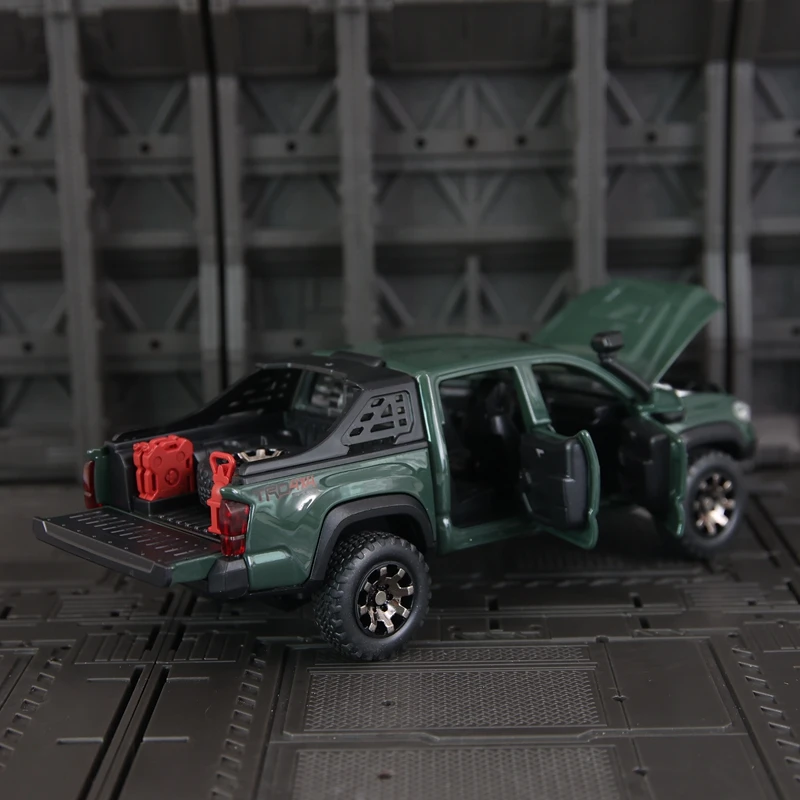 

Модель внедорожника из сплава Toyota Takuma Pickup 1:32 имеет имитирующие функции звука и освещения, тонкое качество изготовления.