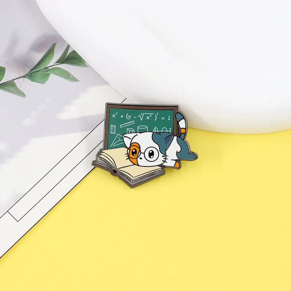 لطيف الكرتون الحيوان شارة معدنية تعلم الرياضيات القط التلبيب دبوس بروش كتاب الطالب تعلم الطالب الذي يذاكر كثيرا عشاق هدية الملحقات