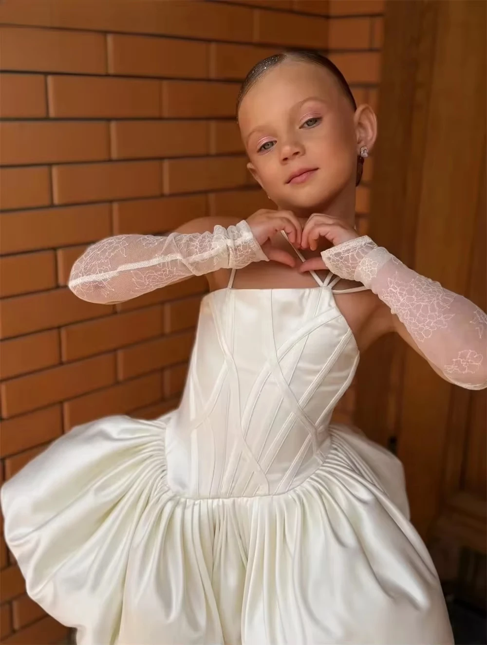 abito-da-damigella-in-raso-avorio-con-spalline-sottili-corsetto-e-gonna-a-bolle-plissettata-per-bambine-ideale-per-concorsi-compleanni-matrimoni-e-feste-da-principessa