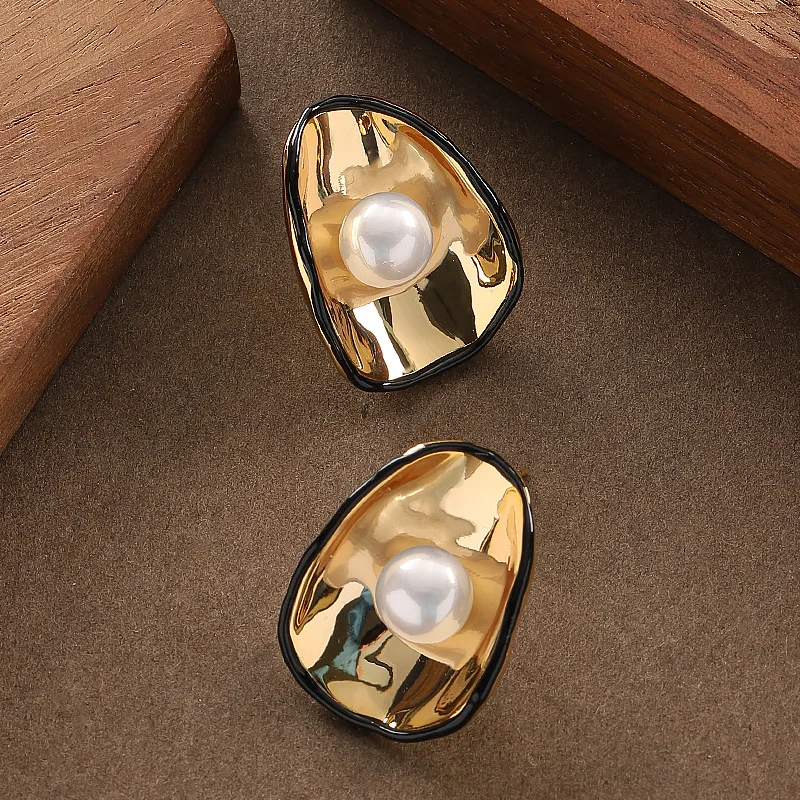 

Stylish, exquisite and individual, irregular oil dripping pearl stud earrings, simple and light luxury commuting earrings