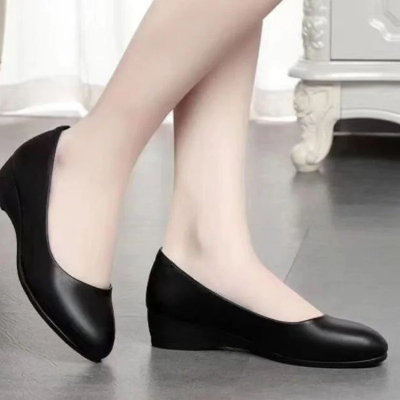 

2025 New Women's Genuine Leather Slip-On Flats - Black Low Wedge Work Shoes, Comfortable Office & Commuting Shoes