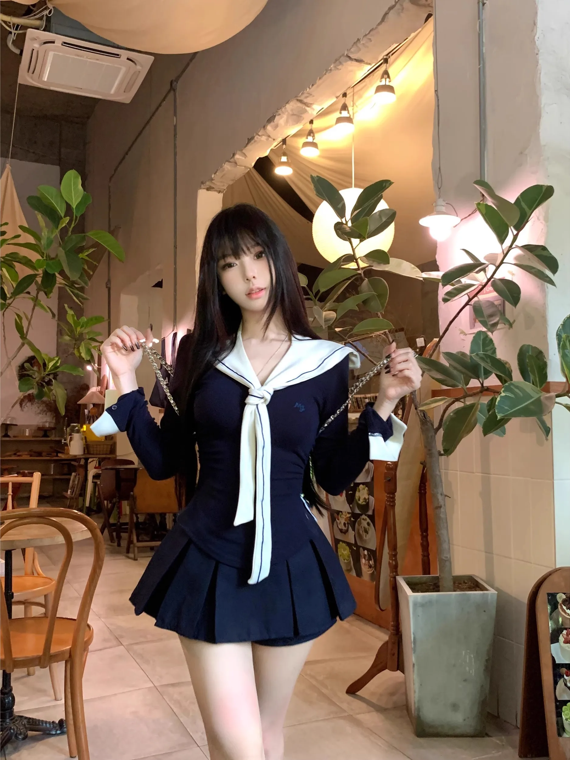 

Женский комплект в ретро-академическом стиле: футболка с длинным рукавом, шаль и плиссированная юбка А-силуэта — осенний модный ансамбль