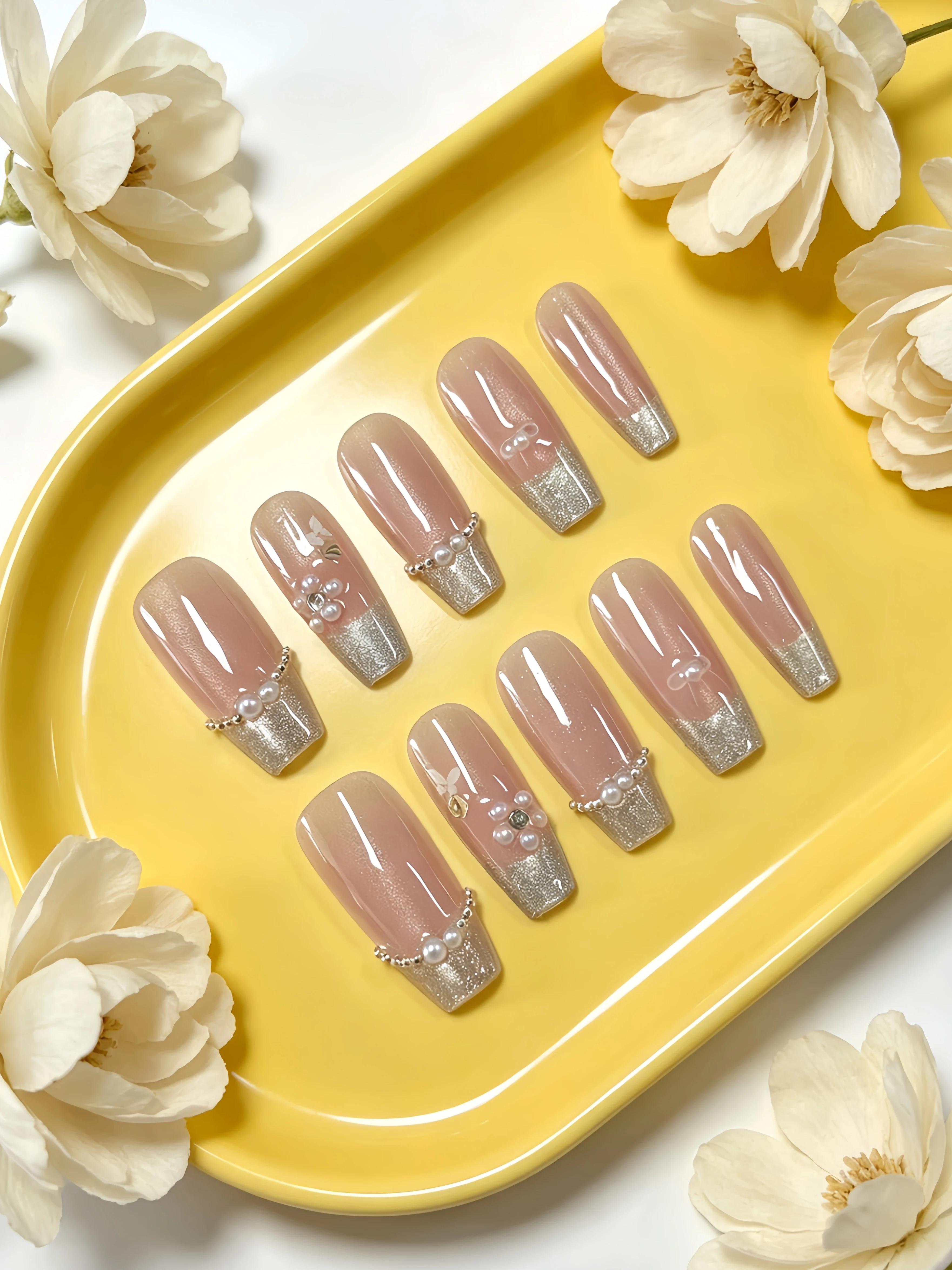 10 Pieces of Medium-Length Trapezoidal Press-On Nails, Cat-Eye Design with Nude Pink and Silver-White as the Main Colors, Paired with Pearl Rhinestone Chain, Flower, Bow, and Other Embellishments. Suitable for Students, Mature Women, Office Workers, and Intellectual Ladies for Daily Outings, Workplace, Casual Social Occasions, Dating, Bridesmaid Looks, and Graduation Season. Press-On Nails with Jelly Glue and a Nail File Included