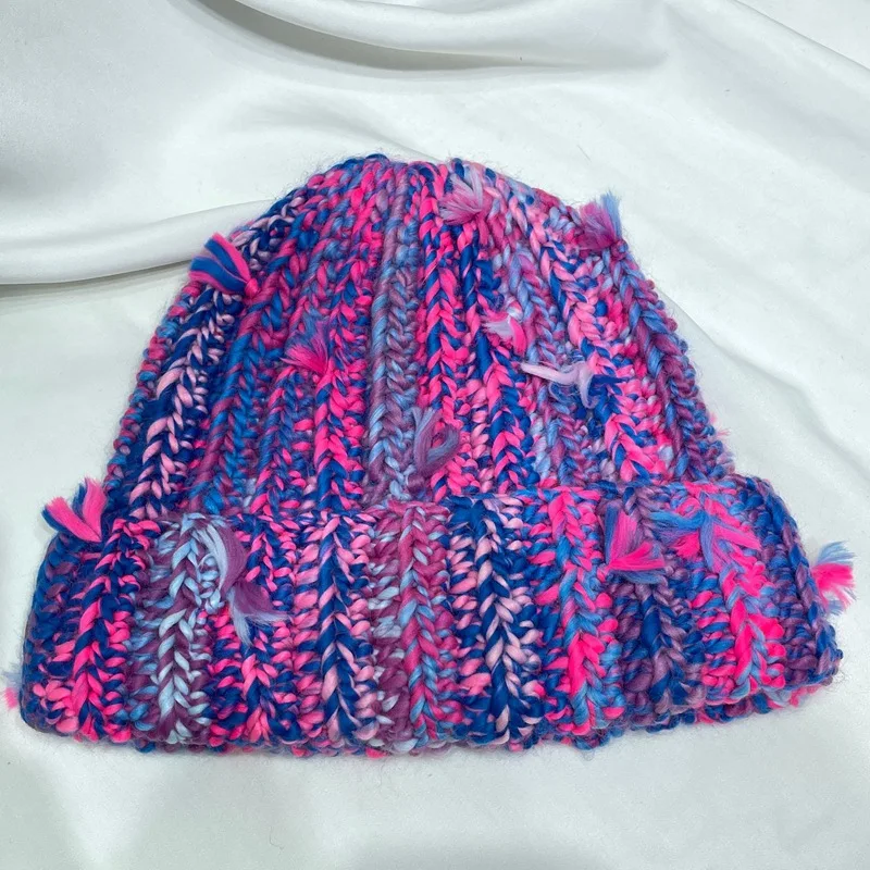 Nischenprodukt: Handgefertigte Gehäkelte Mütze mit Quasten in Mischfarben für Damen, Winterliche Outdoor-Wärmemütze mit Ohrenschutz, Skull-Beanie für Herren – Detail 5