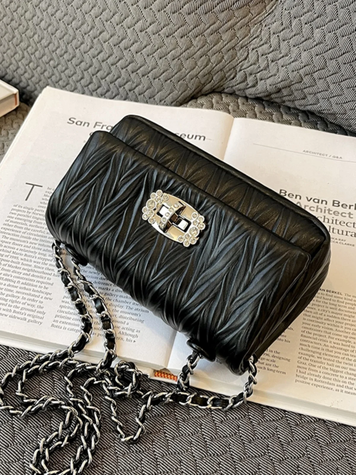 Popular pleated small bag for women 2024 new chain crossbody bag fashionable single shoulder armpit small square bag