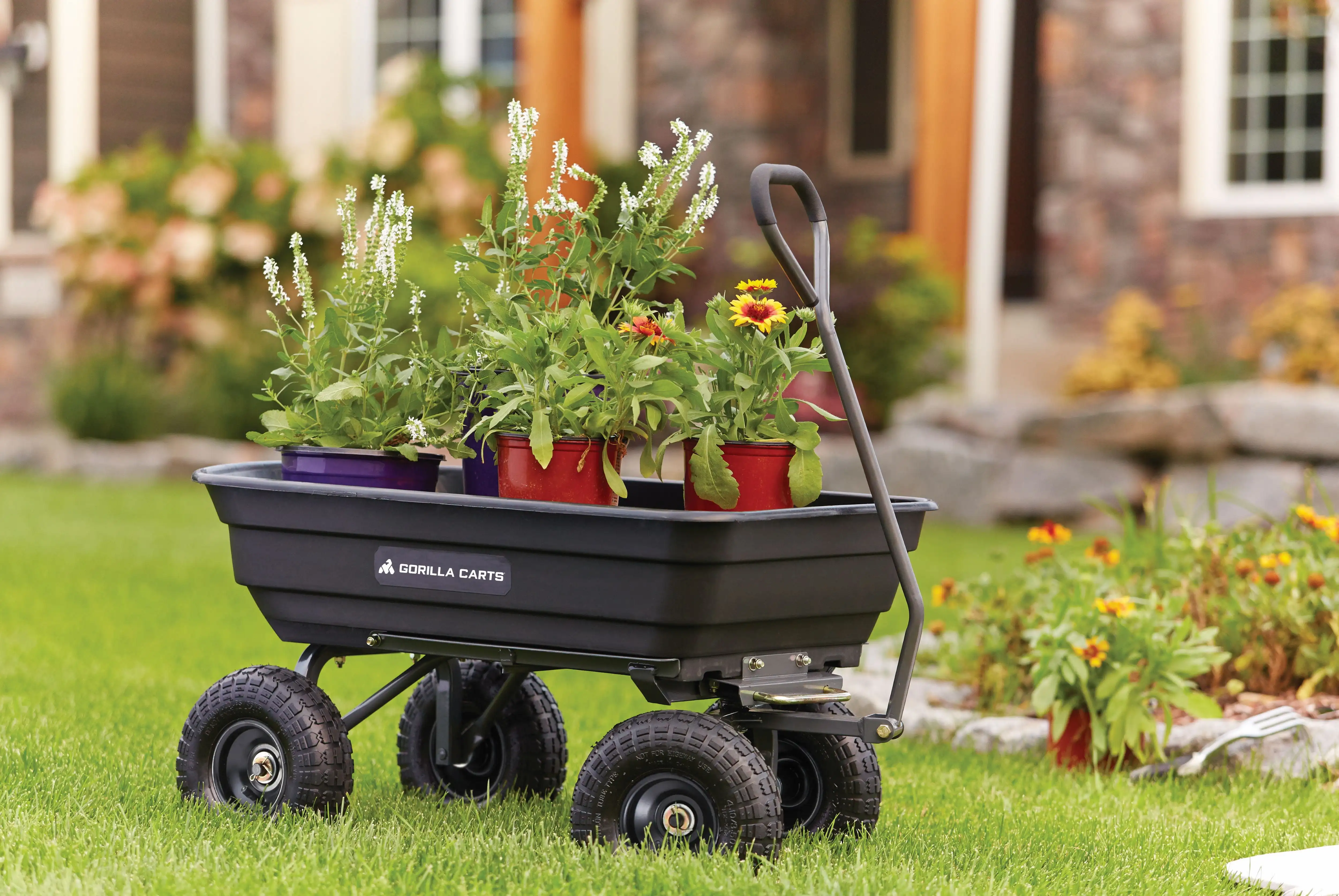 Gorillakaarten GOR4PS 600-lb. Poly Garden Dumpwagen met 10" banden