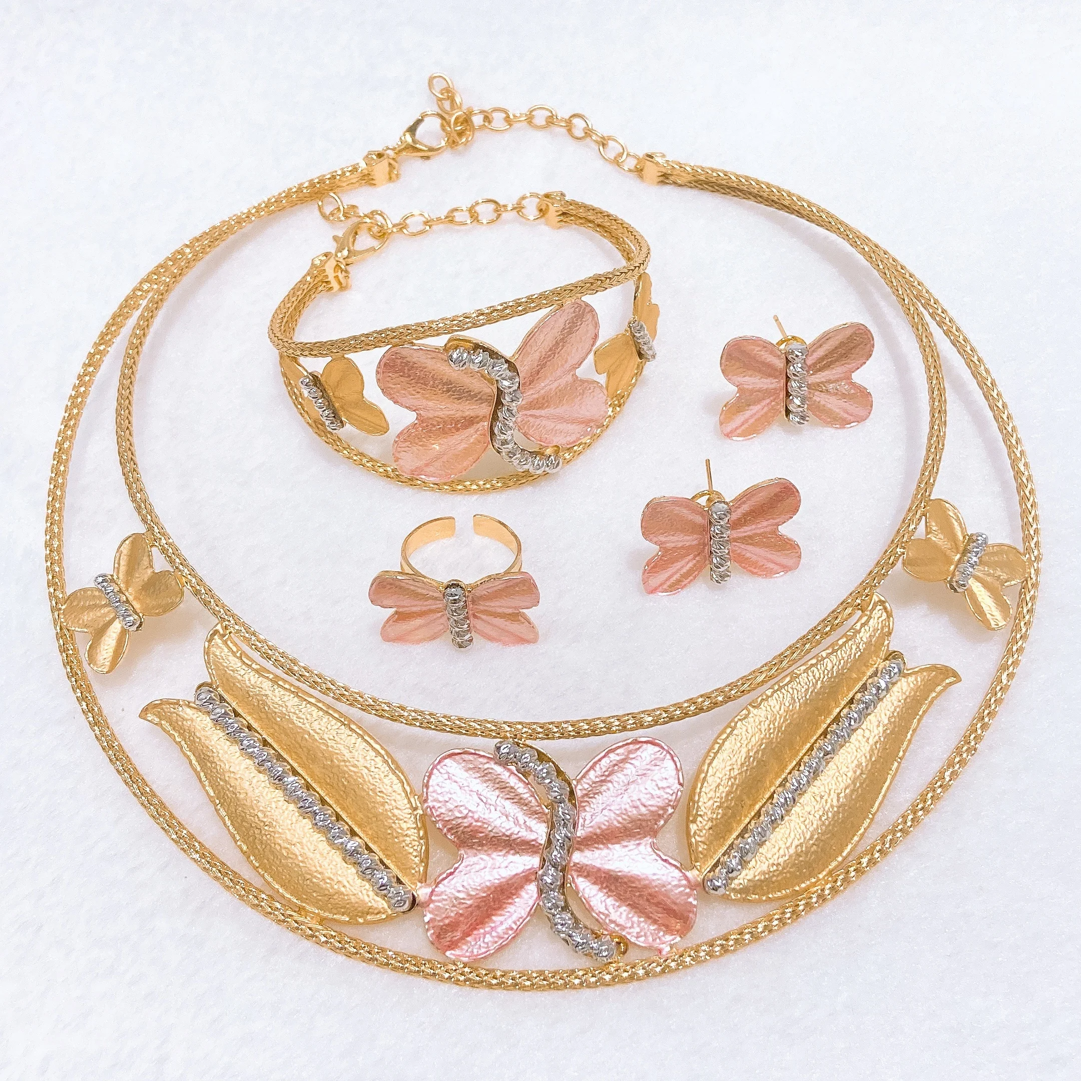 

Роскошный трехцветный легкий ювелирный набор с бабочками, хит продаж, простой позолоченный комплект: ожерелье, браслет, серьги, кольцо (4 предмета)