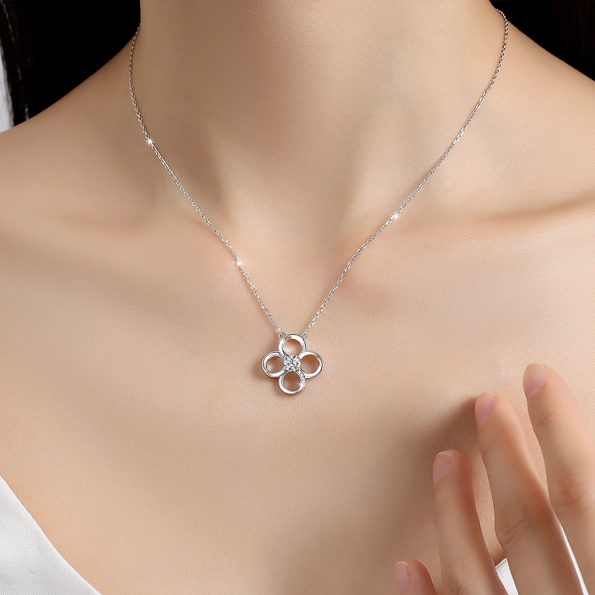 SDOOU Lucky Four Leaf Clover 0.4ct Moissanite Pendant Necklace 925 Silver Clavicle Chain for Women Jewelry Birthday Gift Ready