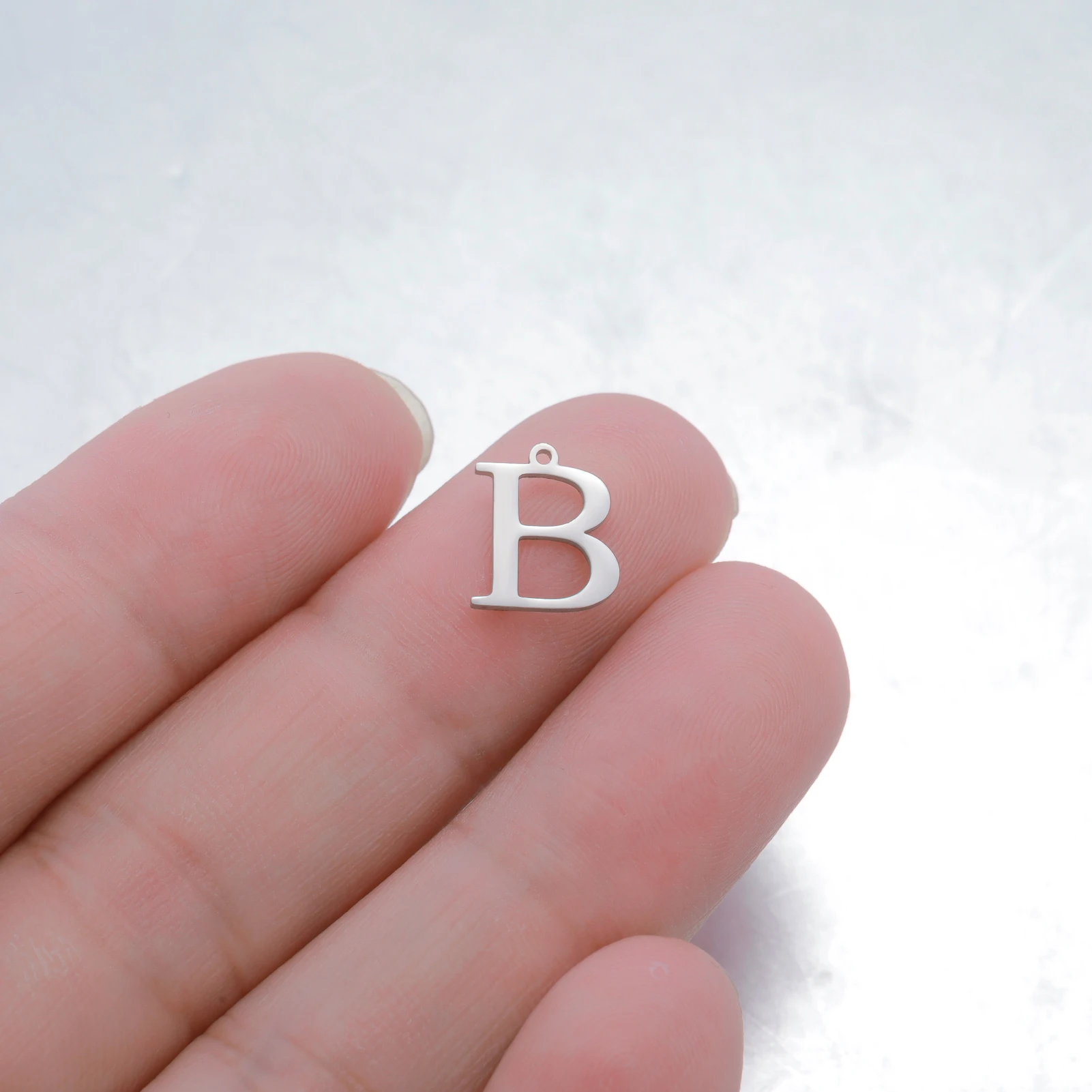 Skyrim 5 Stück/Set A-Z Initialen-Buchstaben-Anhänger aus Edelstahl in Goldfarbe, DIY-Alphabet-Anhänger für Halsketten, Armbänder und Schmuckherstellung – Detail 7