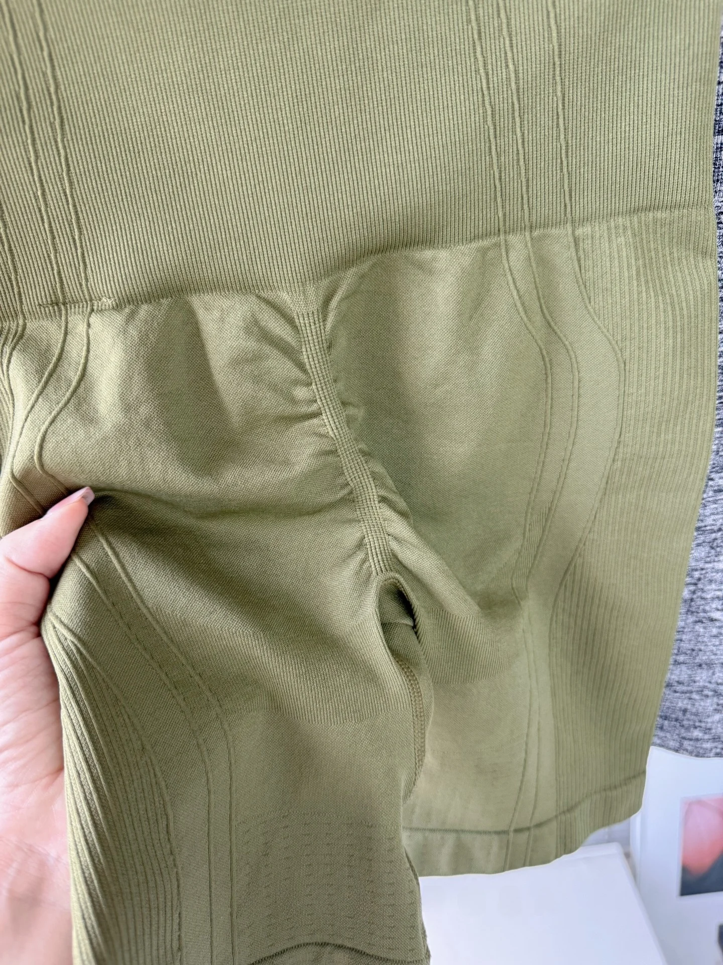 Damskie spodnie do jogi z wysokim stanem, elastyczne, długość 3/4, sportowe spodnie do połowy łydki, mieszanka nylonu i spandexu, modelujące pośladki.