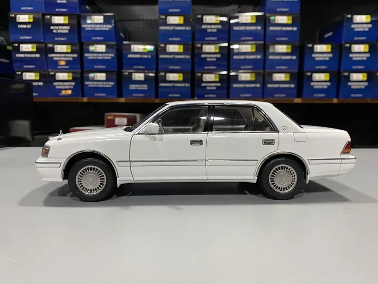 Diecast Kengfai 1:18 Scale KF Crown 155 Full-opening Alloy Car Model