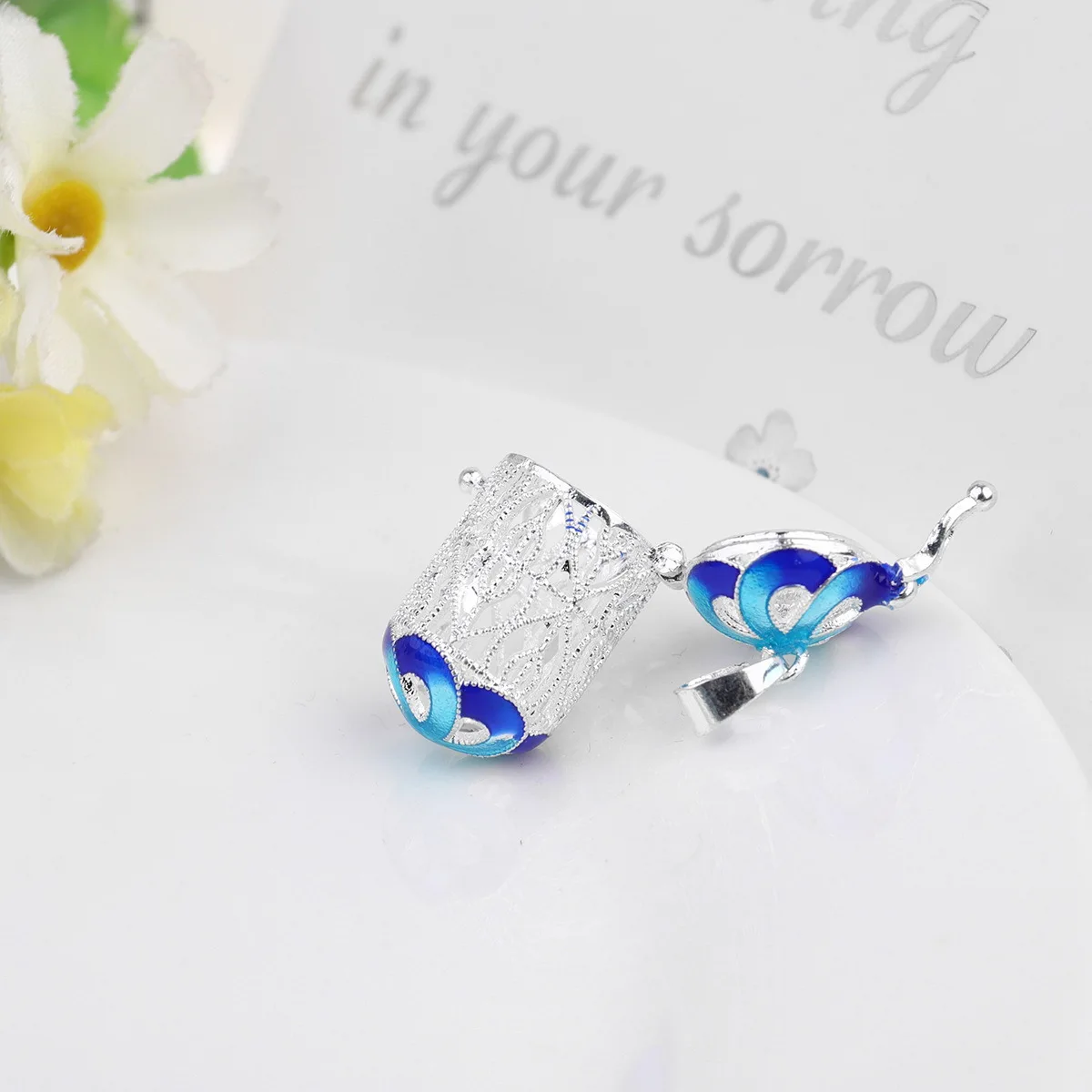 

Openable Copper Hollow Column Aromatherapy Pendant Solid Holder DIY Jewelry Diffuser Case Gift for Mom Wife