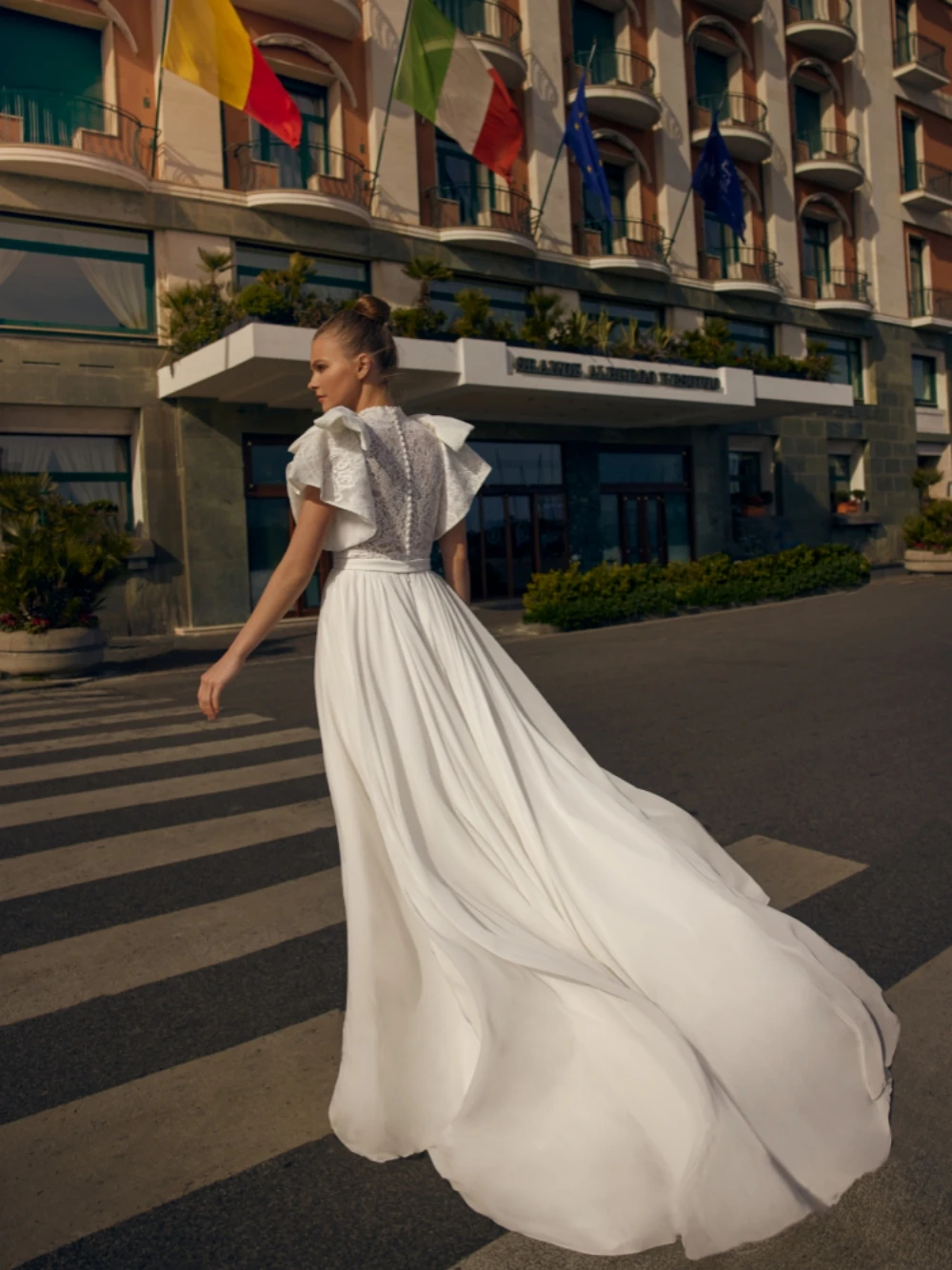 Bescheiden Hoge Kraag Bruid Gewaad Eenvoudige Korte Mouw Bruidsjurk Klassieke Kanten Strik A-Lijn Lange Trouwjurk Robe De Mariée