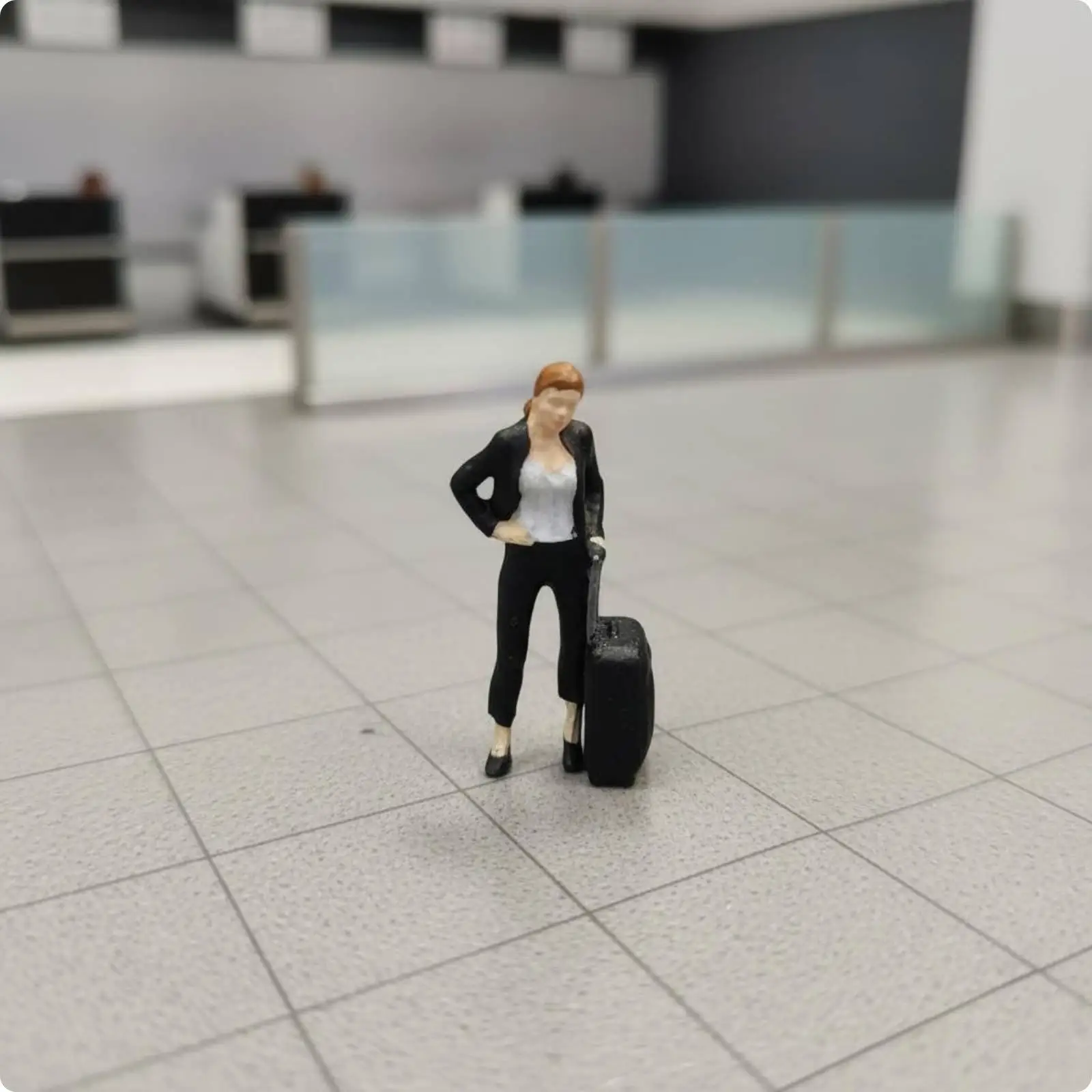 Handcrafted Resin Miniature Figure Chic Suitcase Woman Little Figurine for Urban Diorama Scene Setup