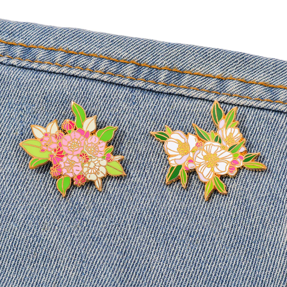 Kreatywna odznaka metalowa z motywem roślin i kwiatów, broszka z kamelią, pamiątkowa przypinka.