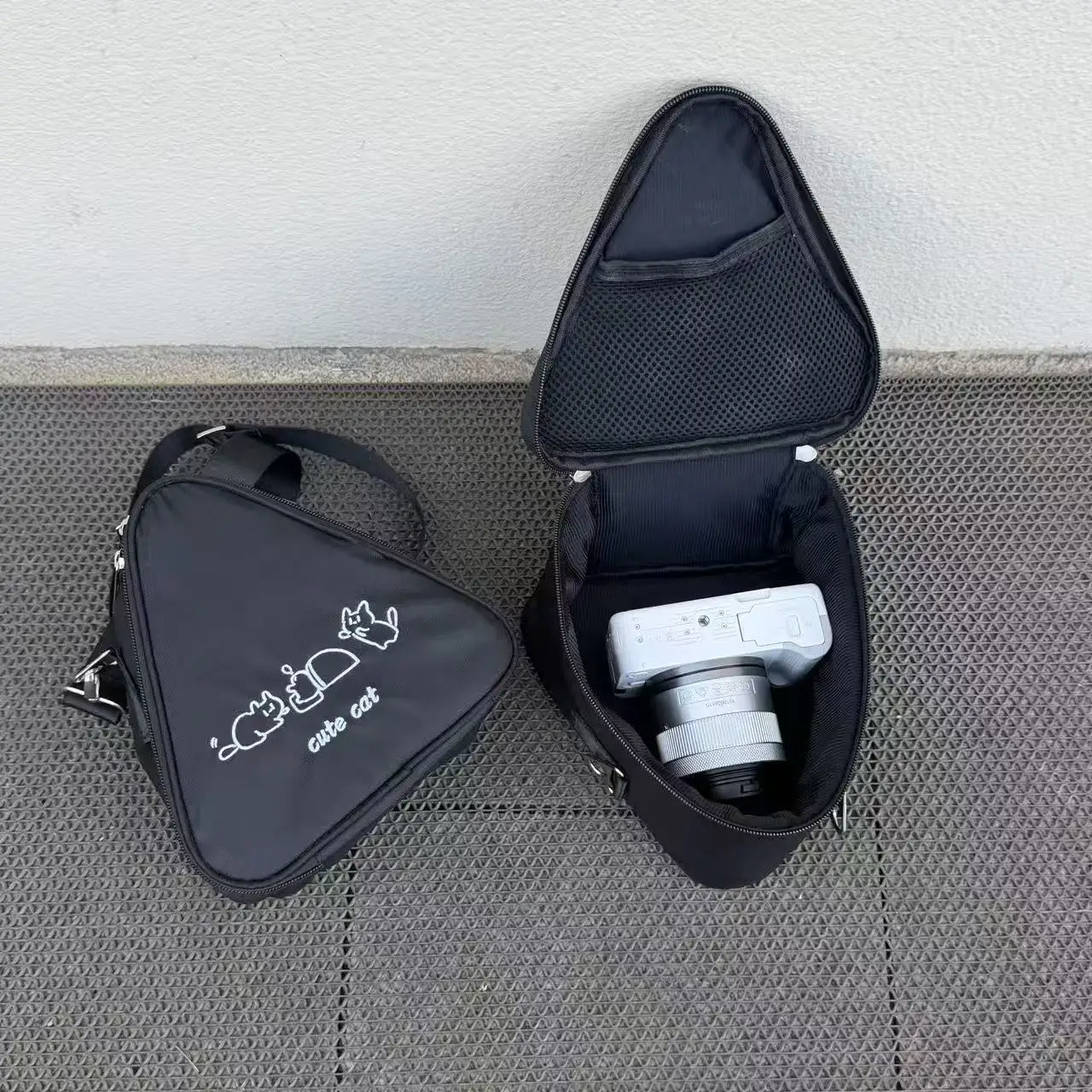 Cute Cartoon High-Appearance Triangle Camera Bag,Portable Sandwich Crossbody Shoulder Bag for Outdoor Travel & Cosmetics Storage