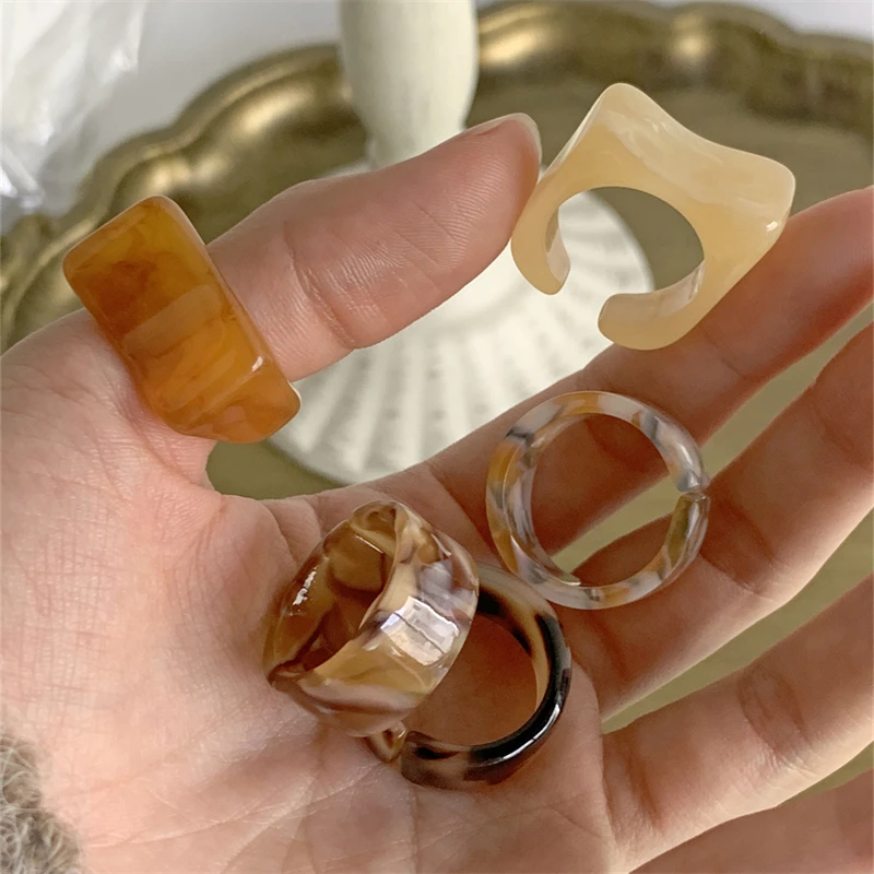 5-piece set of Bohemian acrylic resin ring set for women, elegant, fashionable, personalized, and elegant. The design of the hal