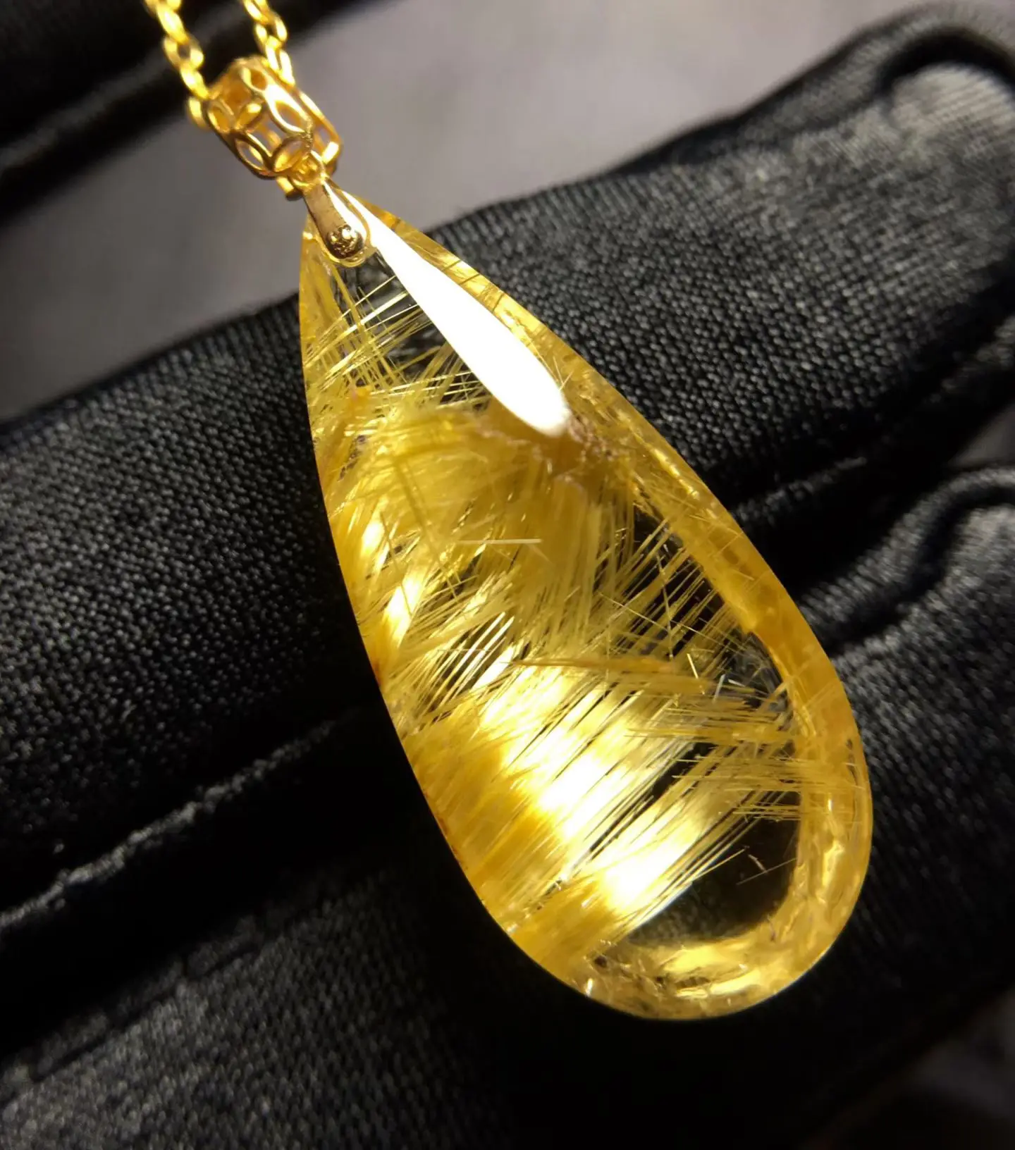 

Natural Gold Rutilated Quartz Pendant 18K Gold Rutilated Quartz Jewelry 27*12.6*8.8mm Men Women Brazil AAAAAAA