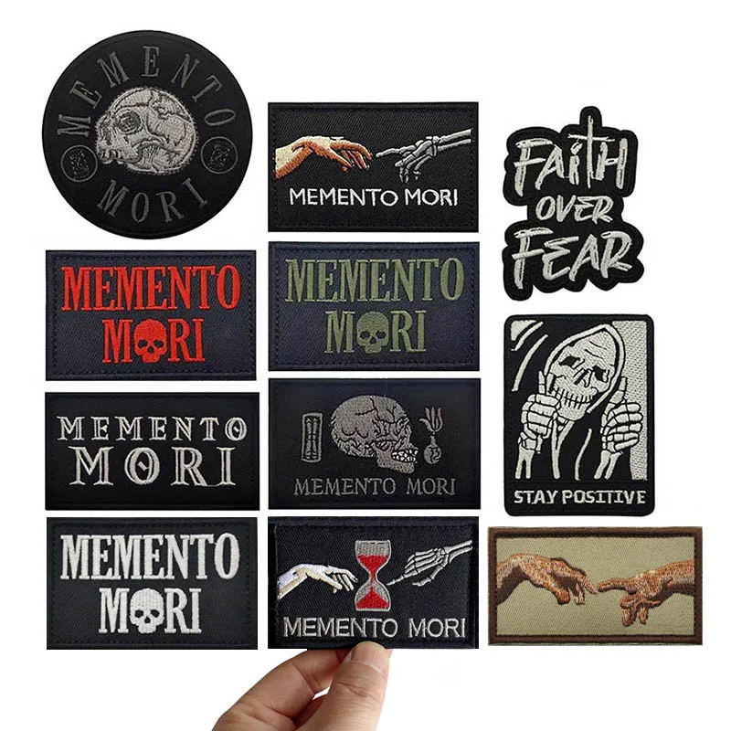 Memento Mori Totenkopf „Stay Positive“ Taktischer Applikations-Stickerei-Patch mit Klettverschluss, Moral-Abzeichen, Militär-Rucksack-Aufkleber