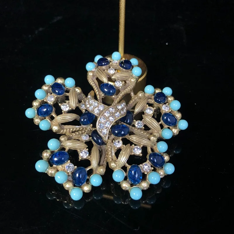 Retro distressed gold pin hollow inlaid pearl turquoise simple brooch elegant versatile brooch