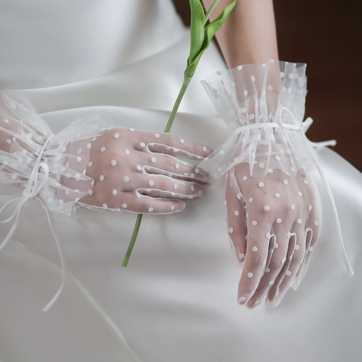 Gants courts faits à la main pour les patients de mariage, points en tulle, bord à volants, nœud de ruban, doigt blanc, poignet, gants de reconstitution historique, gants de Rh, WG064