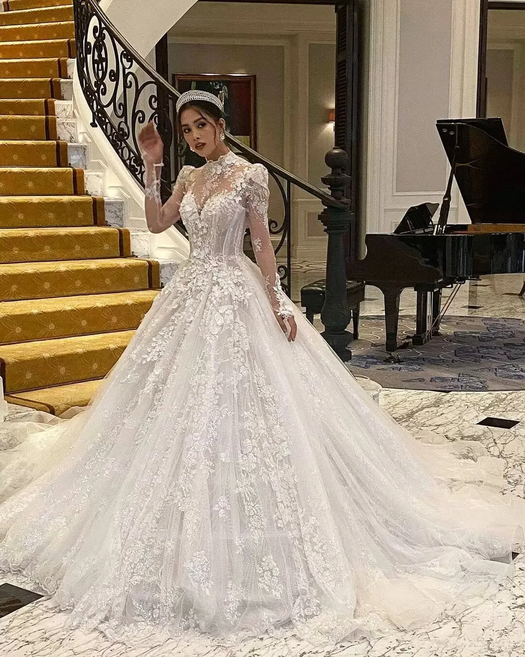 Romantic Wedding Dresses Long Sleeve Tulle Lace Appliques Crystal Beading 2023 Design Vintage Formal Bridal Gown Customize DZ64