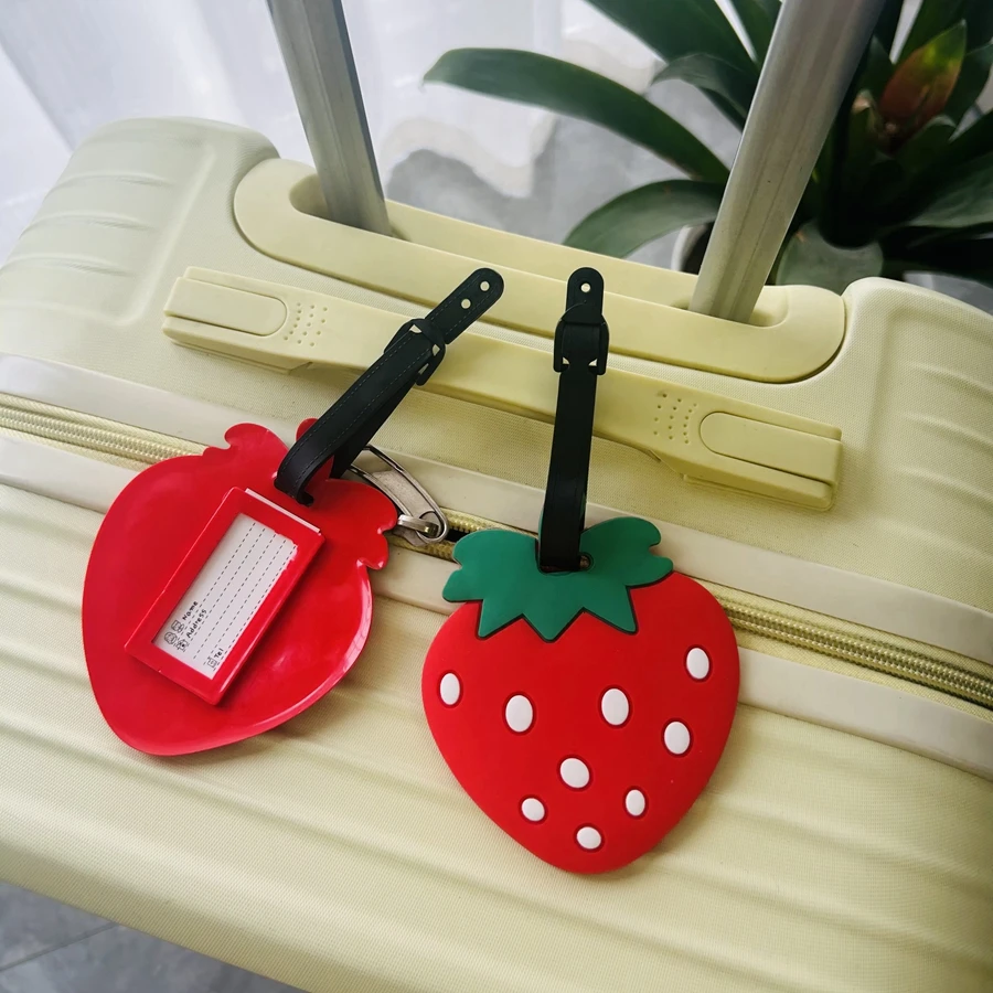 1/2 Stück rote Erdbeer-Gepäckanhänger, PVC-Kennzeichnungsanhänger aus weichem Gummi, Taschenanhänger, Gepäcktasche, Anti-Verlust, Nachname, Namensschild zum Aufhängen