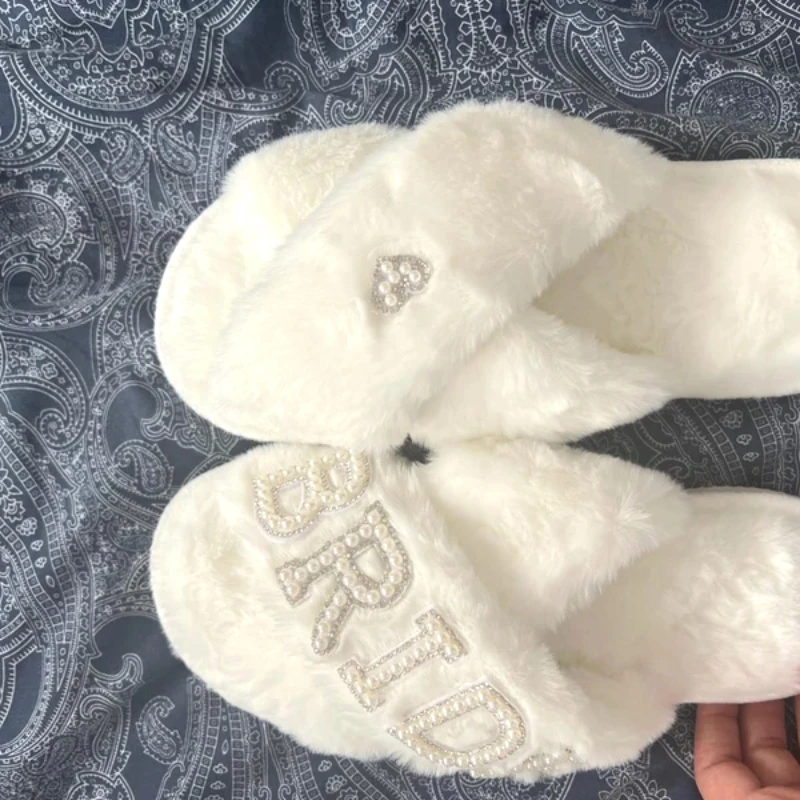 Weiße Braut-Hausschuhe, bequem, personalisierbar, für den Hochzeitstag, Junggesellinnenabschied, Brautjungfern-Geschenk, Hochzeitsgeschenk, Junggesellinnenabschied-Hausschuhe, Zubehör – Detail 3