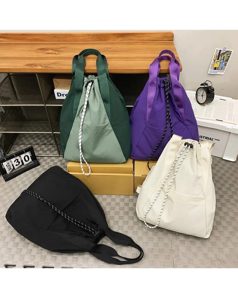 Bolsa de mano verde con cordón, diseño bicolor con asas de cuerda tejida, tela ligera resistente al agua, ideal para el gimnasio