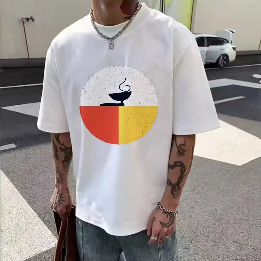 تي شيرت أبيض مع رسومات دائرية على الأمام: دائرة مزخرفة باللون الرمادي الفاتح، فنجان شاي أسود مع بخار، خط عمودي يقسم إلى اليسار #6