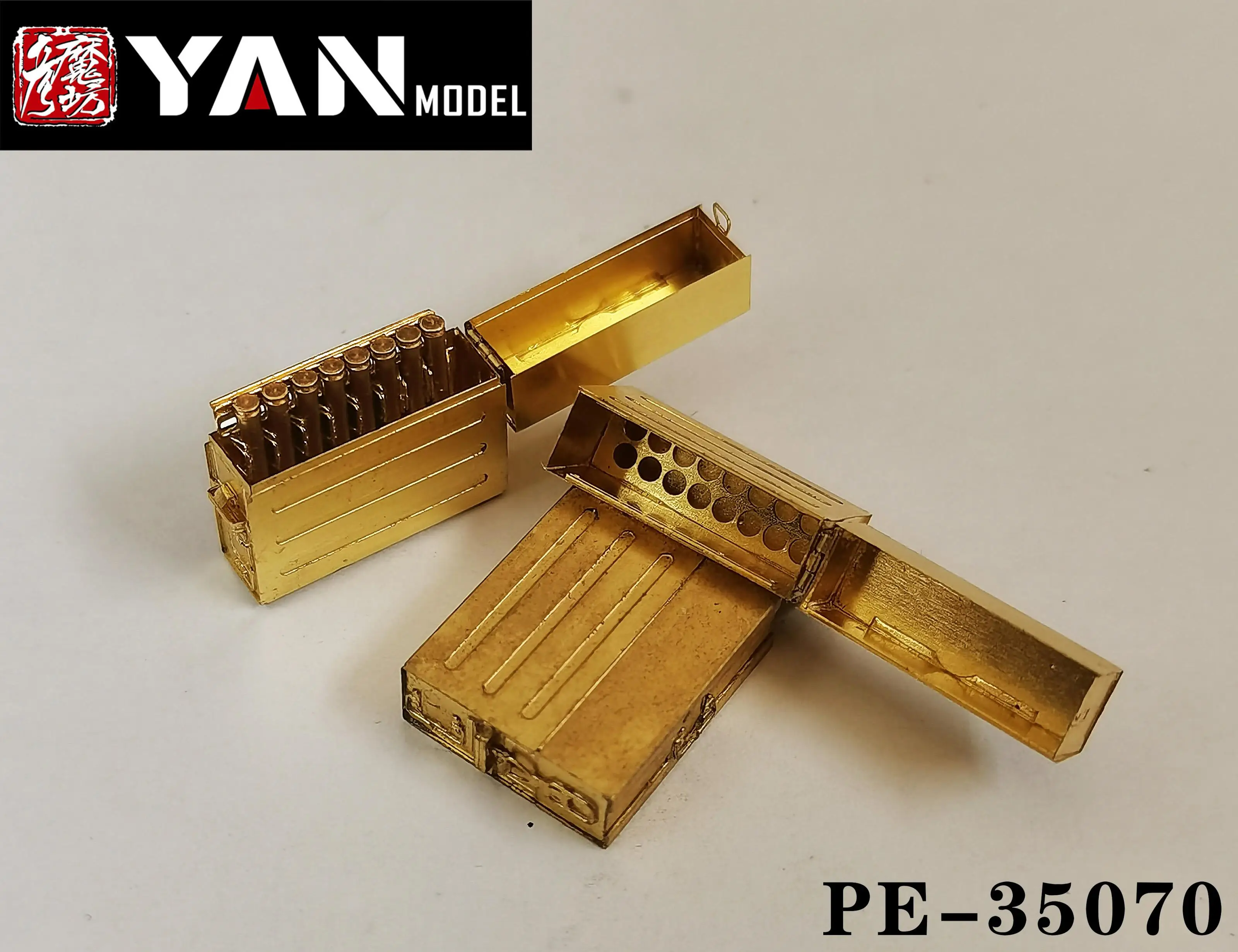 Yan Model PE-35070 1/35  German 37mm Flak43 And 8-Round  Ammo Clip Containers