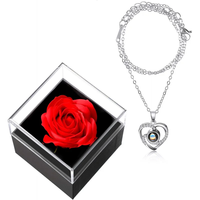 

Подарок для подружки невесты: колье с надписью «Я тебя люблю» на 100 языках, кулон в форме сердца с розой.