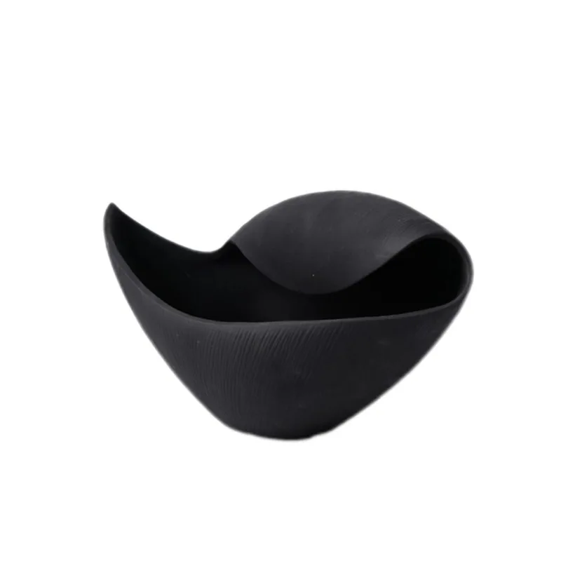 Simple and modern special-shaped ceramic vase, home model room, matte texture flower arrangement, soft decoration, dining table