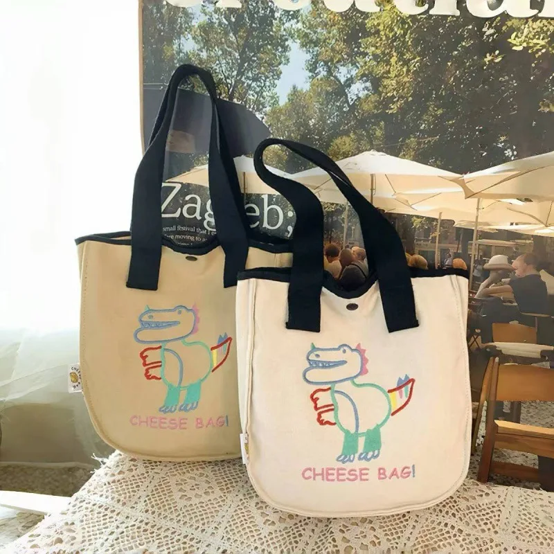 

2025 милая холщовая сумка с изображением динозавра для женщин, повседневная большая вместительная сумка с вышивкой, школьная сумка для поездок на работу