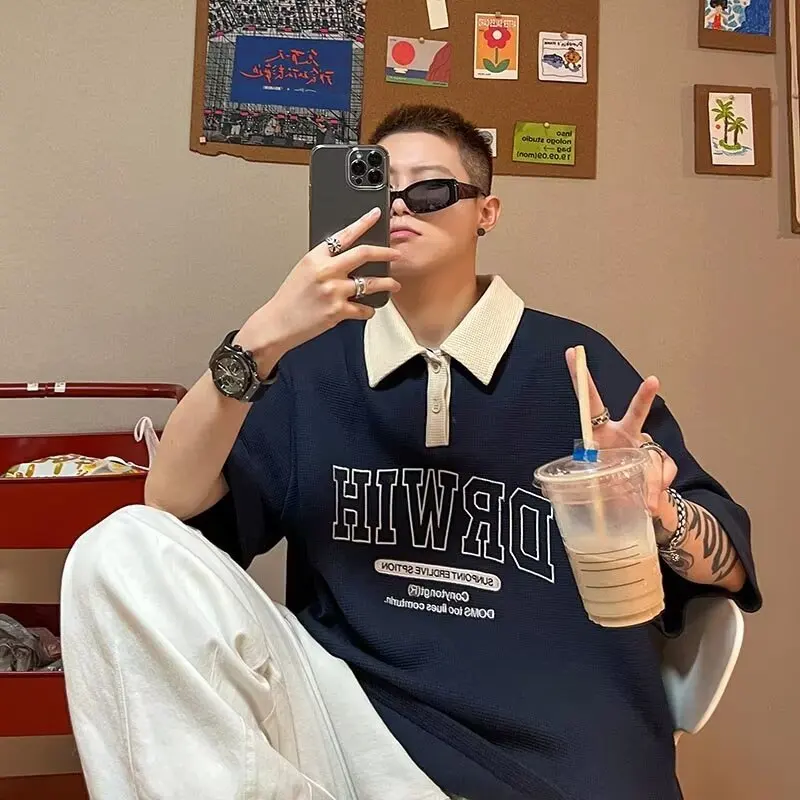 الأمريكية الرجعية التلبيب قميص بولو بأكمام قصيرة الرجال Harajuku عارضة الأزياء تنوعا المتضخم فضفاض تنوعا تي شيرت