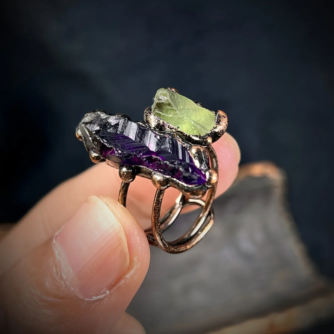 

YozyCraft 1pc Vintage Ring Inlaid Green Fluorite&Amethyst Natural Stone Suitable For Men And Women Match Daily Outfits