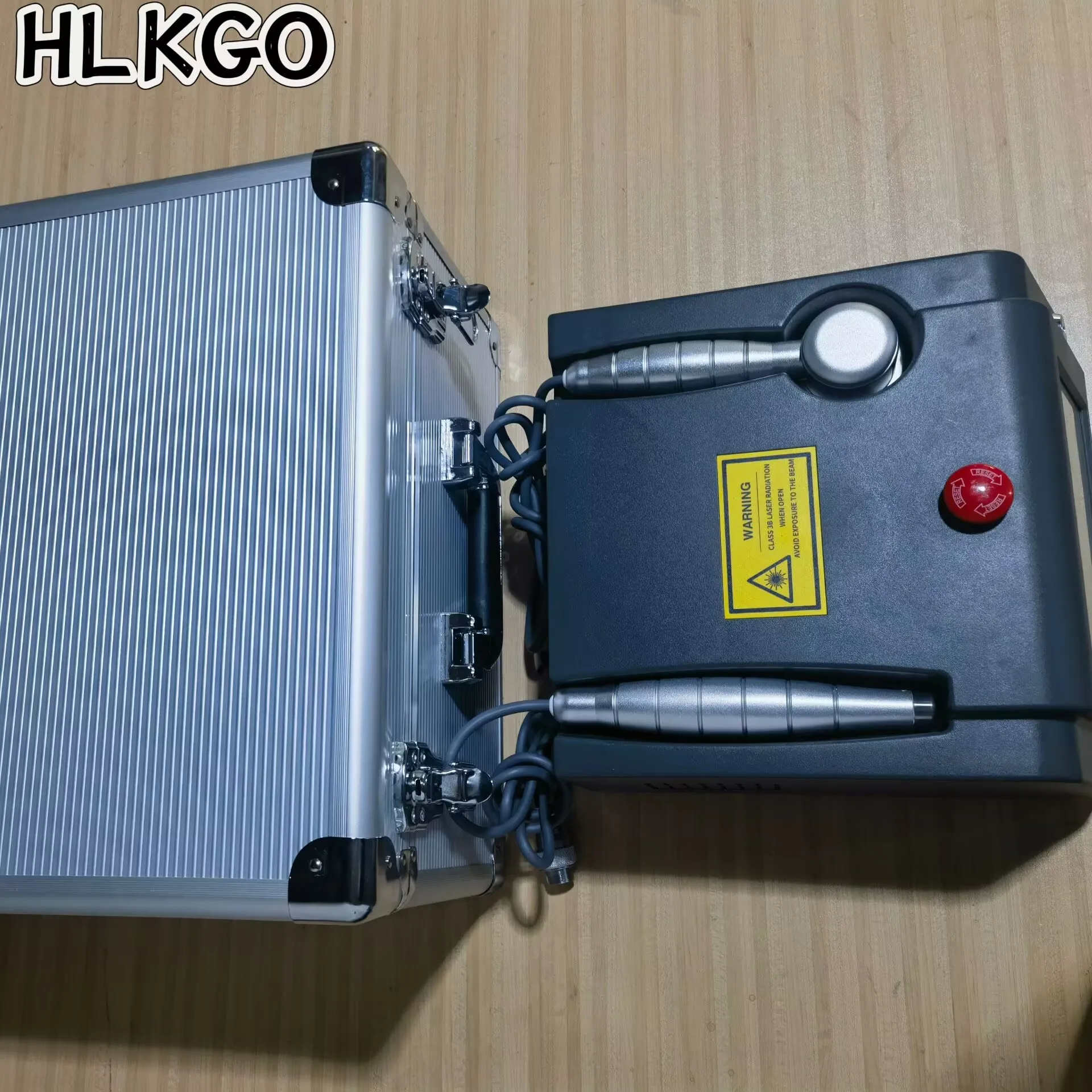 

Лазерный терапевтический аппарат HLKGO с двумя длинами волн - 808 нм (глубокое воздействие) и 650 нм (поверхностное воздействие) для комплексного лечения боли