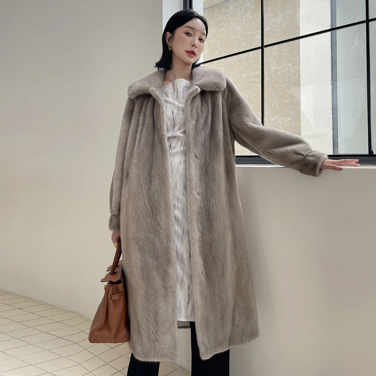 2025 Autunno / Inverno nuovo cappotto di visone di velluto importato, visone intero da donna, cappotto lungo al ginocchio in pelliccia di visone